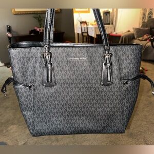 Like new Authentic Michael Kors bag